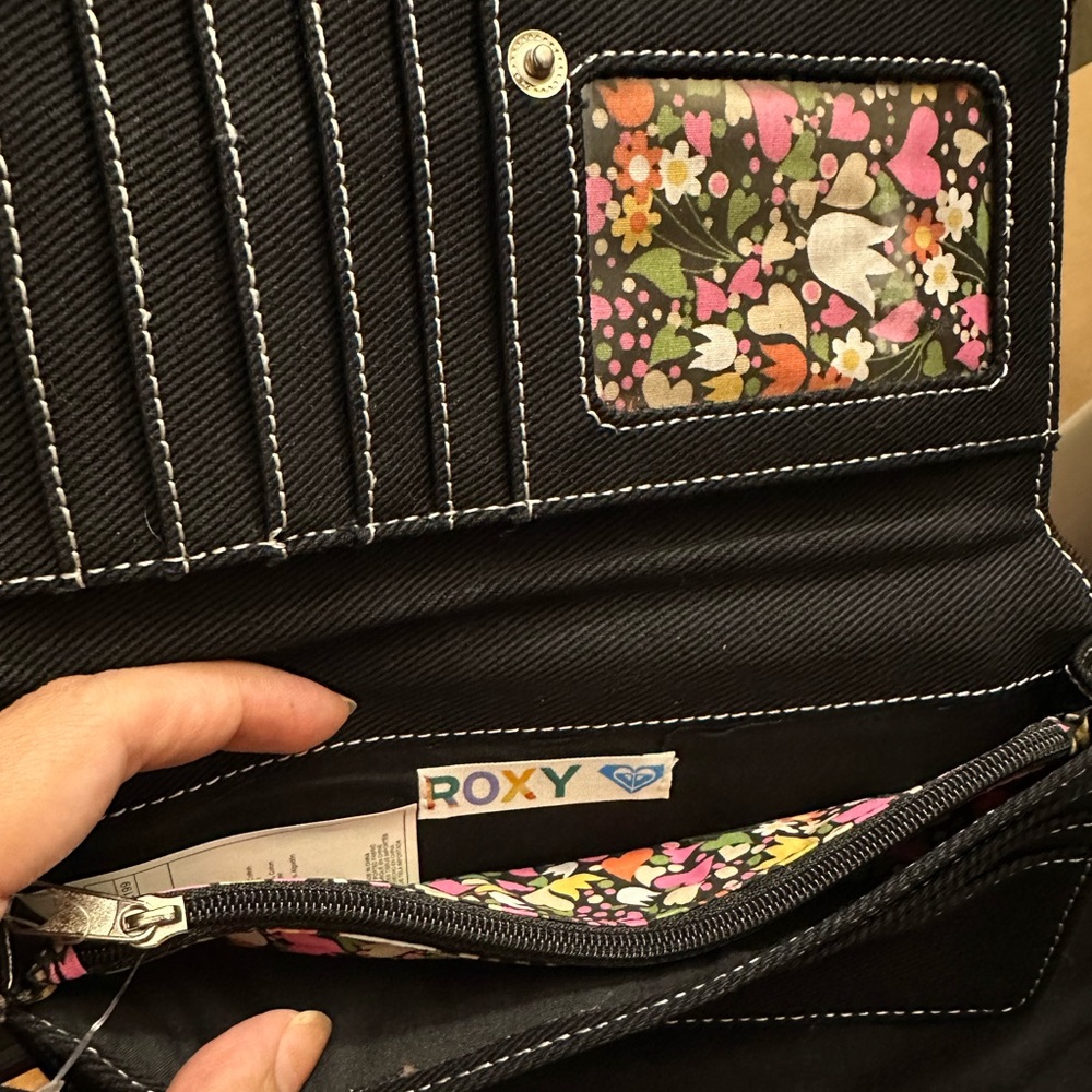 Roxy Black Bi-Fold Wallet NWT - Picture 3 of 3